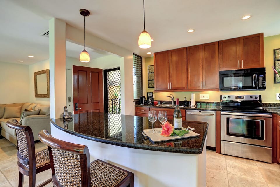 Large Island perfect for snacks and entertaining.
