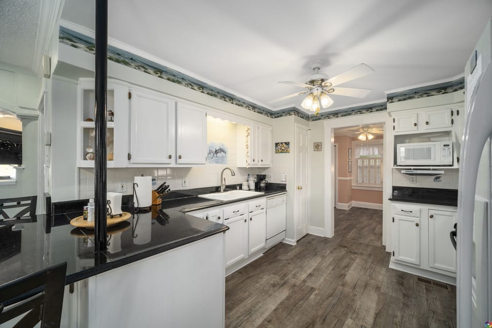 Spacious kitchen/prep area