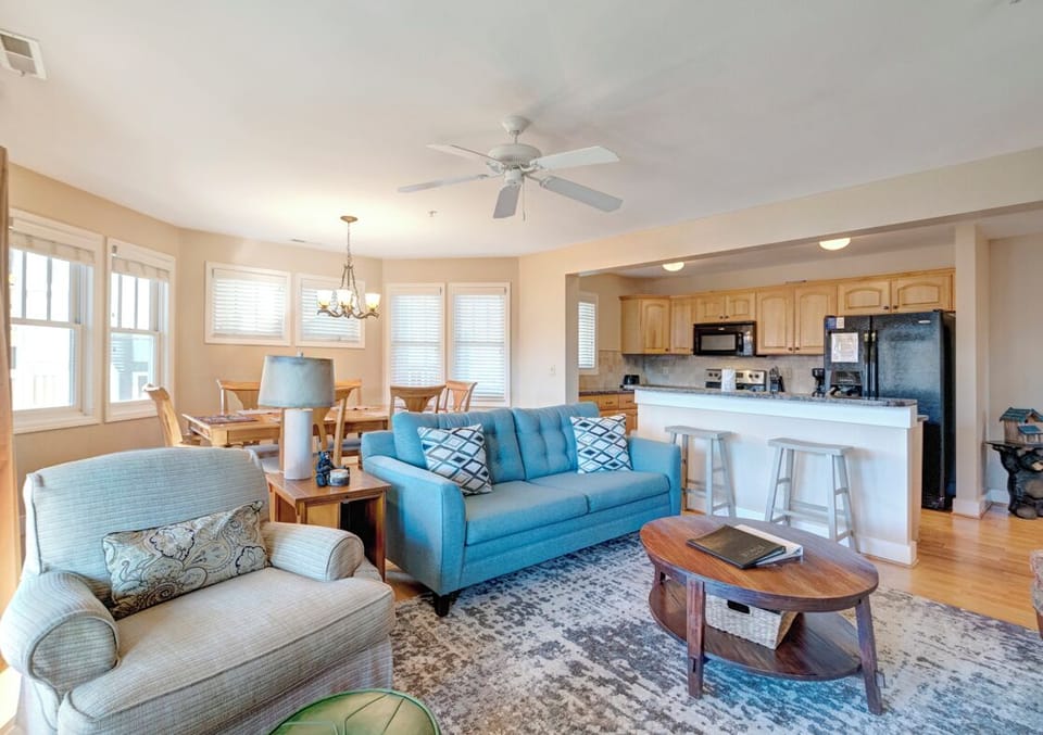 Open Floor Plan--- Bright and Inviting