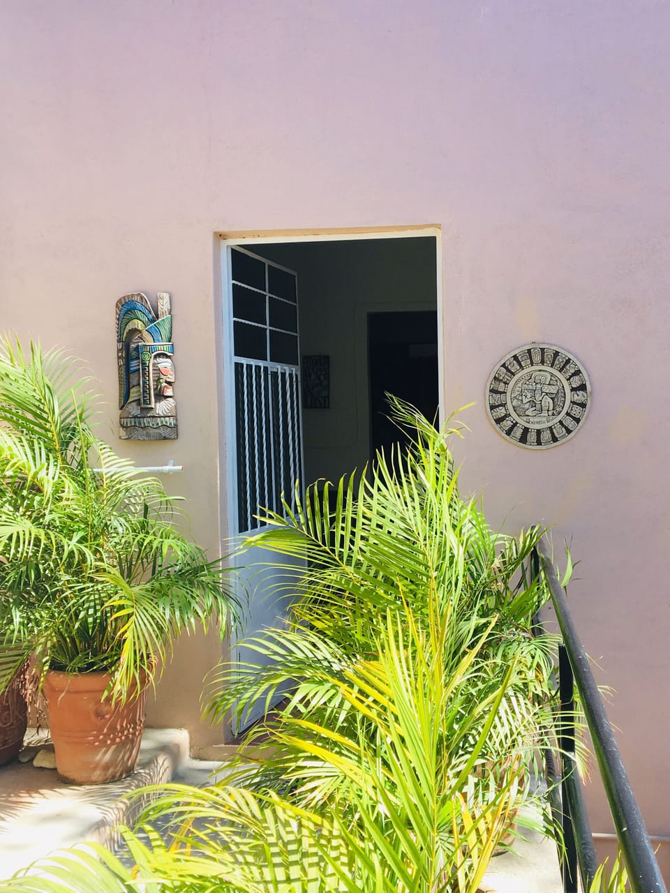 Balcón arriba/ top floor entrance balcony 