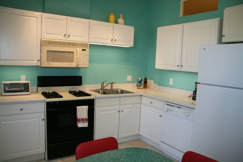 Full eat-in kitchen with everything you need for large or small meals