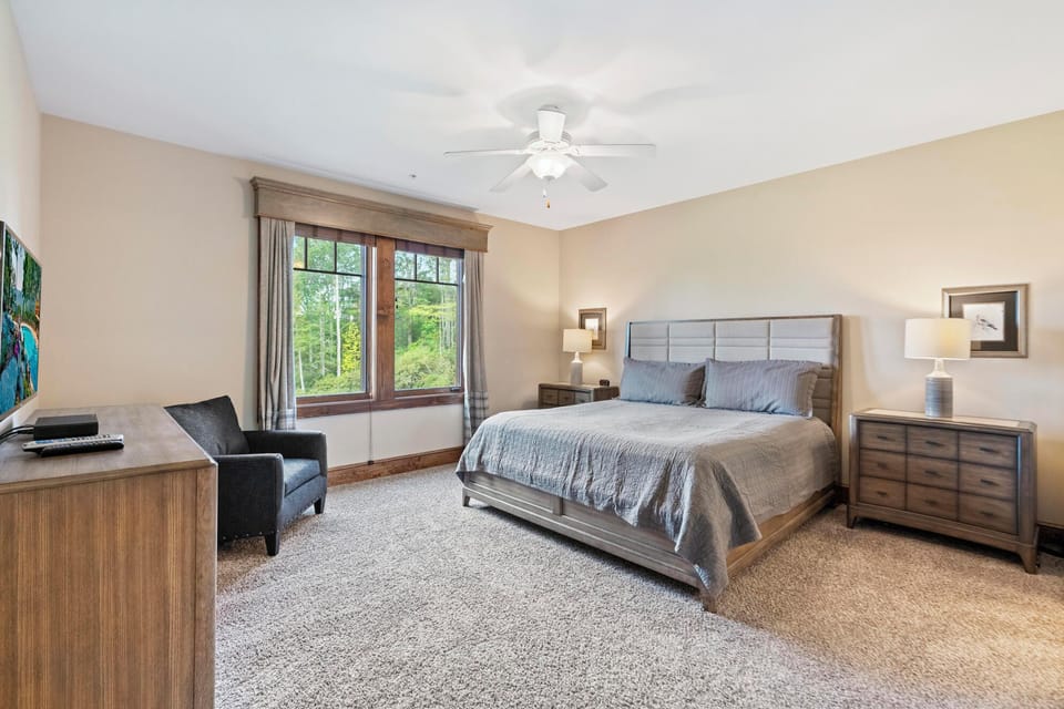 Primary Bedroom--- King Size Bed, Mtn View, TV