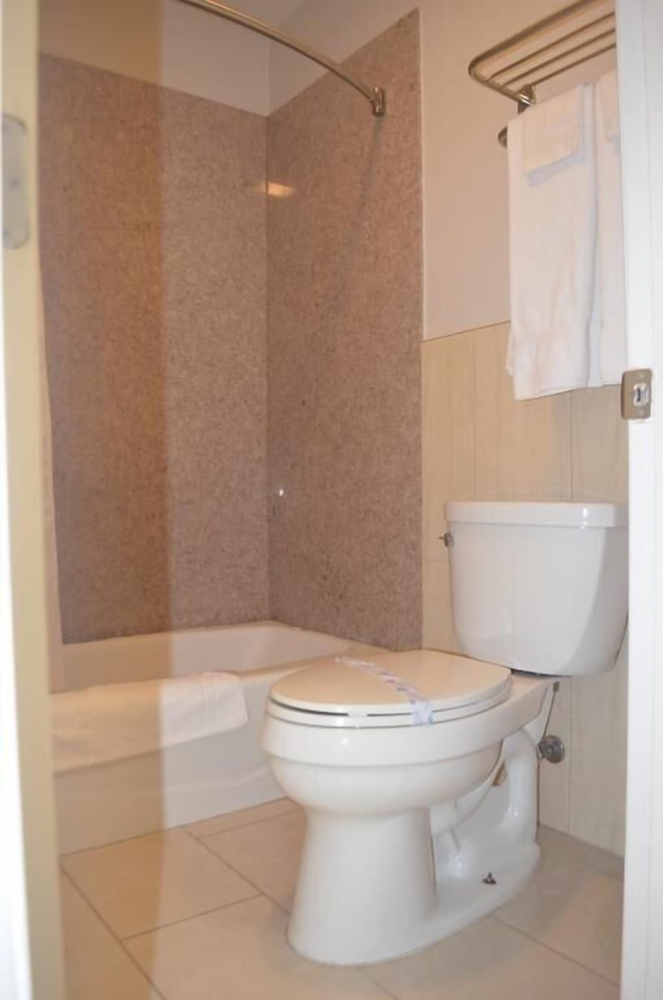 Standard Room, 1 King Bed, Non Smoking | Bathroom | Combined shower/tub, free toiletries, towels