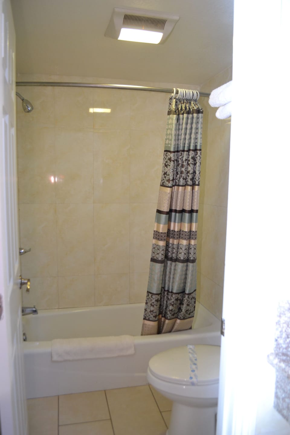 Standard Room, 1 King Bed, Non Smoking | Bathroom | Combined shower/tub, free toiletries, towels