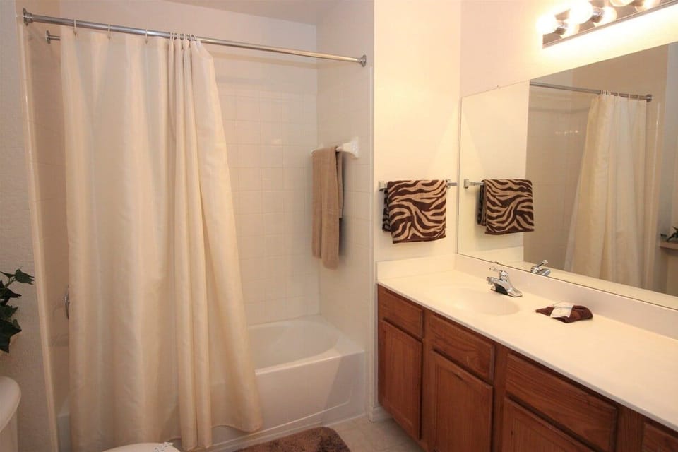 queen ensuite bathroom