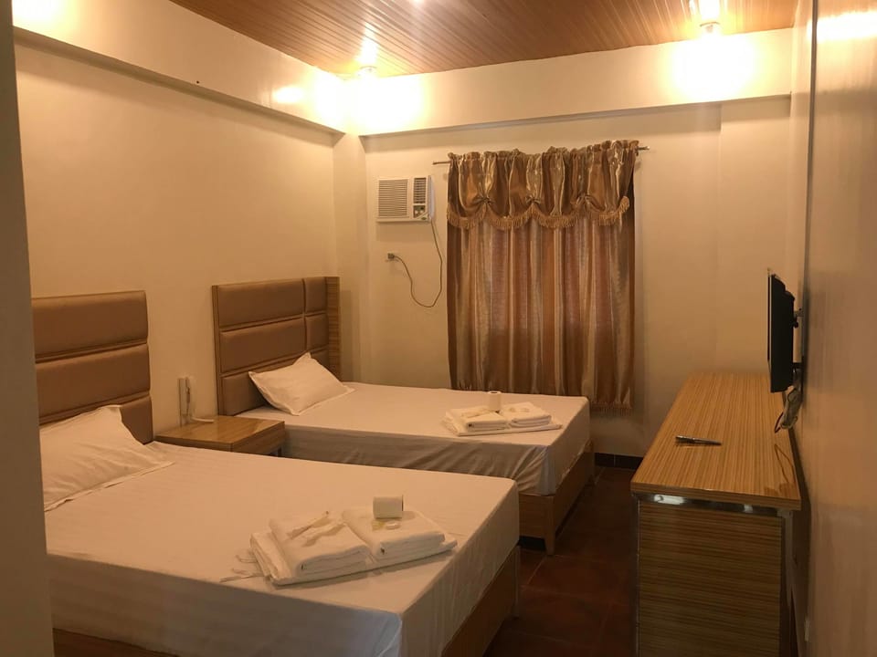 Deluxe Twin Room | Desk, free WiFi, bed sheets