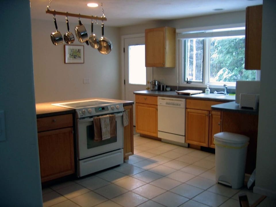 Full Kitchen, well-equipped for cooking. 