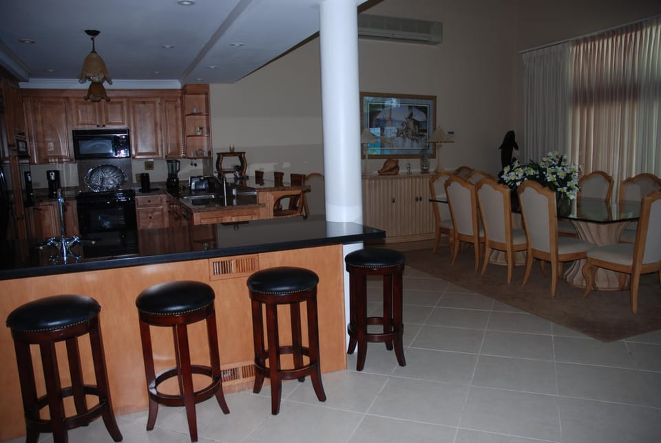 Wet Bar, Villa #17