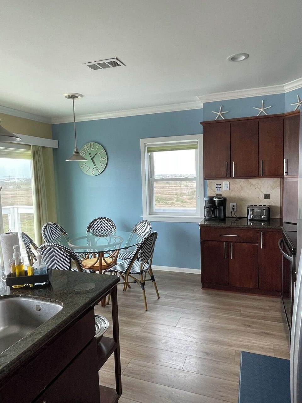 Kitchen - fully ready for your to prepare your meals. 
