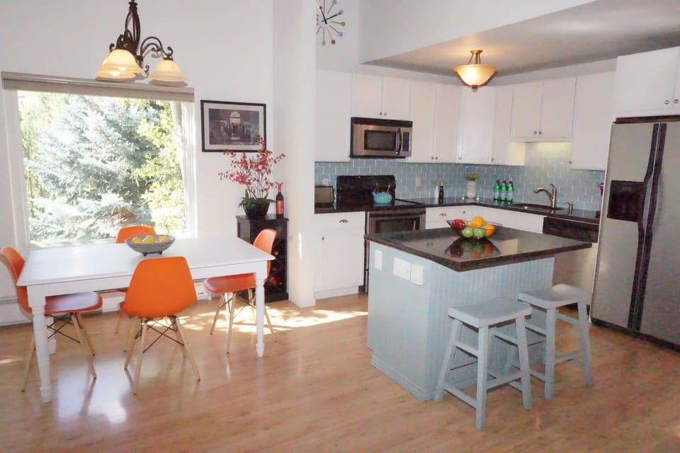 Kitchen/Dining Area
