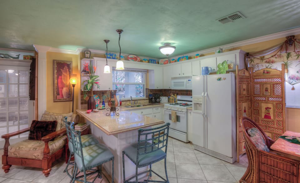 Turtle Nest Villa kitchen and bar