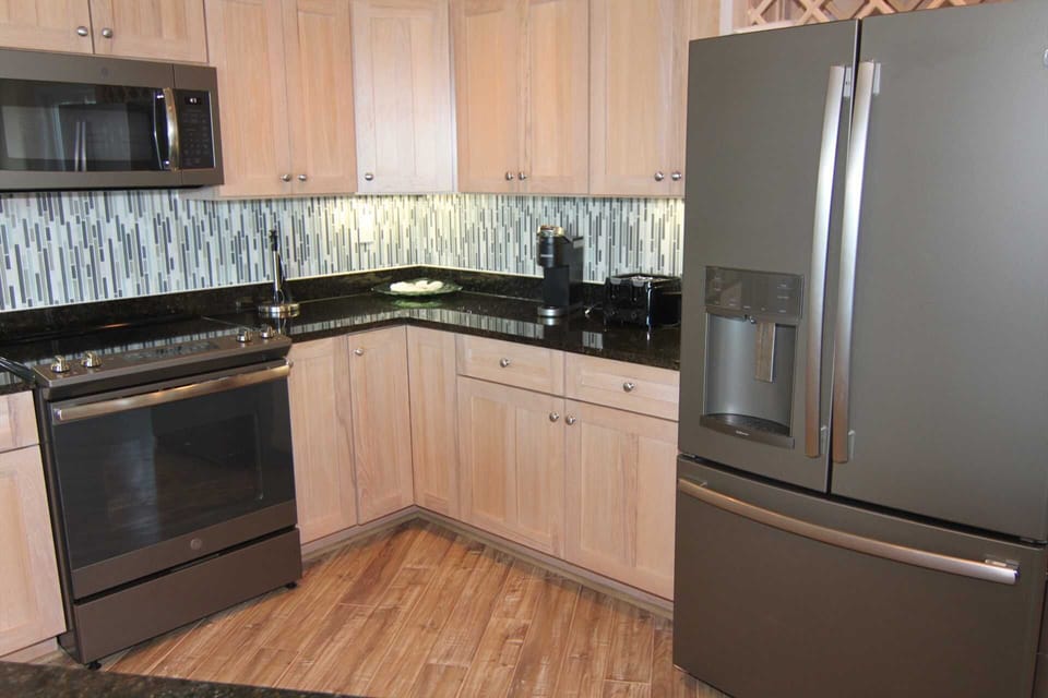 Full service kitchen with stainless steel appliances