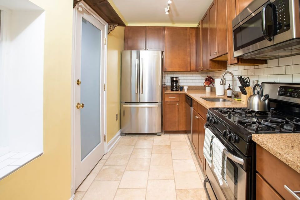 Fully stocked kitchen!