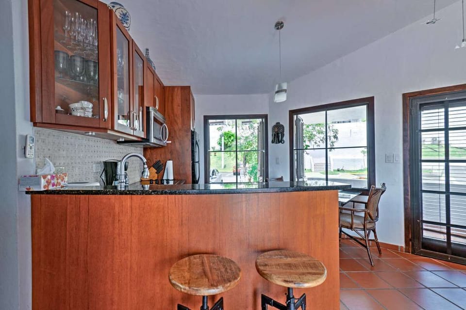 Kitchen with 2 Bar Stools
