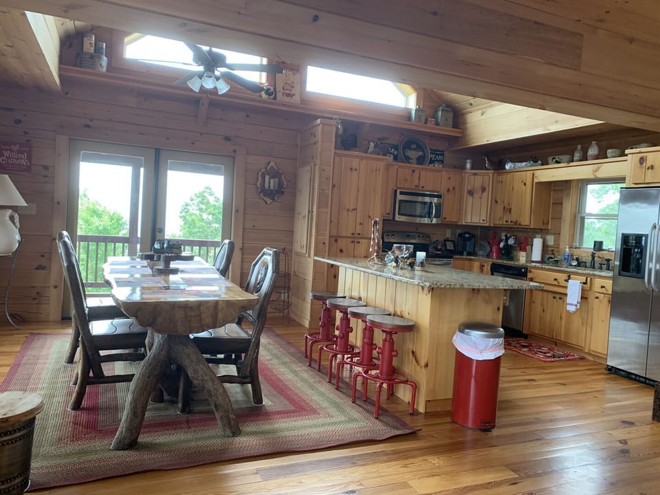 Kitchen and Dining @Cedar Rock Cabin