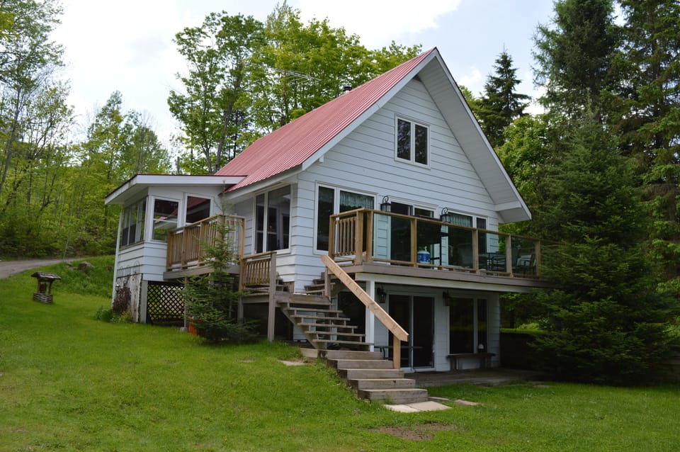 Buck Lake Cottage- 4 bed-2 bath- spacious- level yard