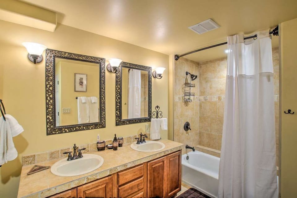 Bath with duel sinks and private toilet, plush towels