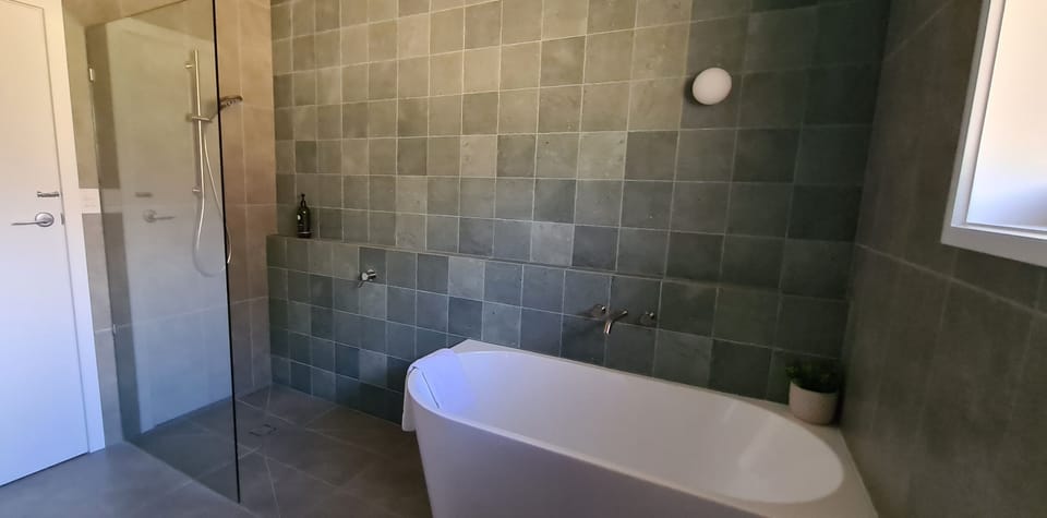 Bathroom 1 - Recently Renovated 2023 Shower, Basin, Toilet, Bath. 