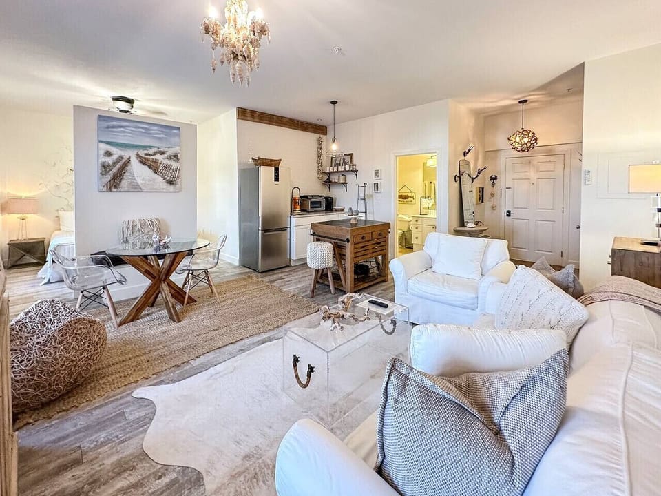 Beautifully furnished, top floor studio in the heart of 30A