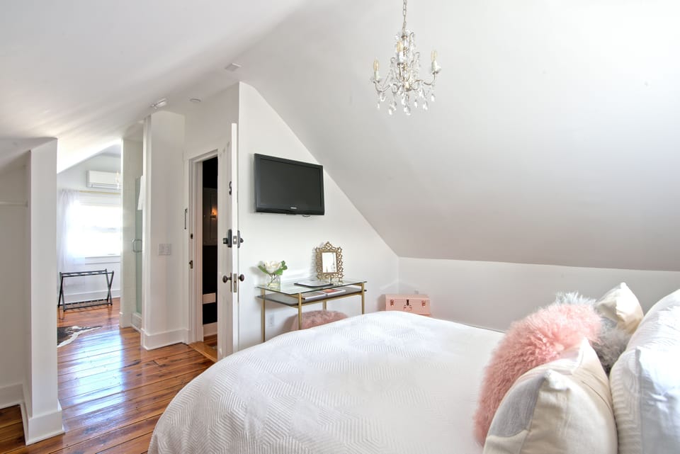 Deluxe Suite | Premium bedding, Select Comfort beds, minibar, individually decorated