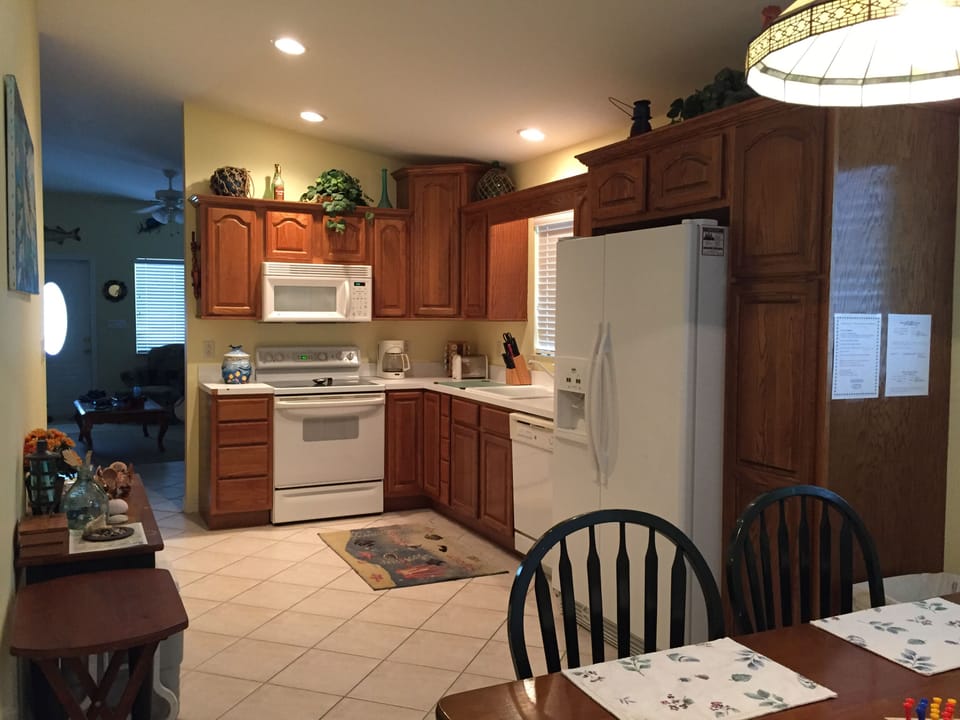 Kitchen w/ filtered water & ice maker in refrigerator. Filter replaced regularly