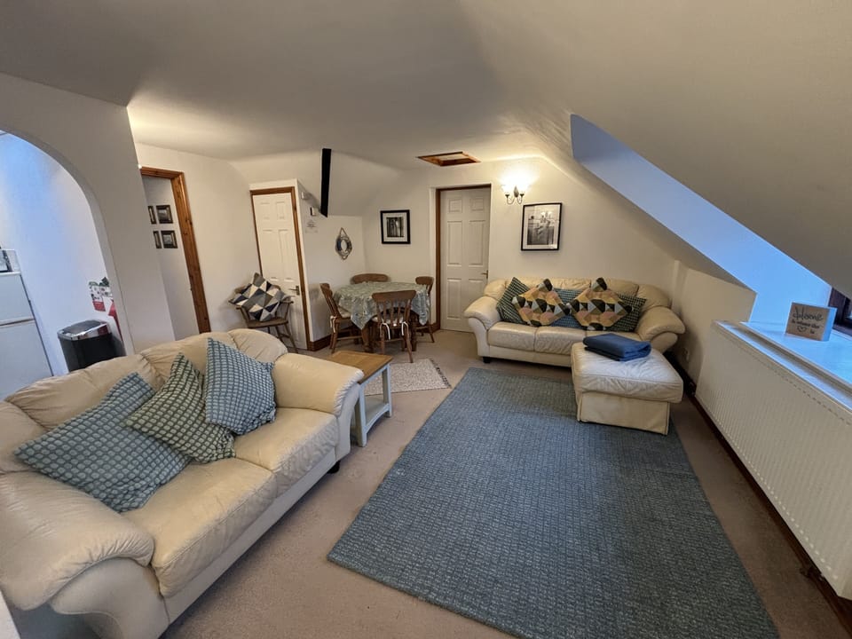 Spacious lounge/diner with a 3 and a 2 seater sofa, table and 5 chairs.