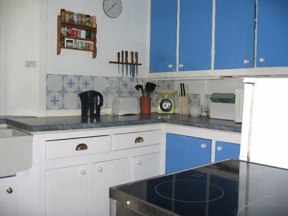 Kitchen. Smeg cooker, fridge freezer, microwave