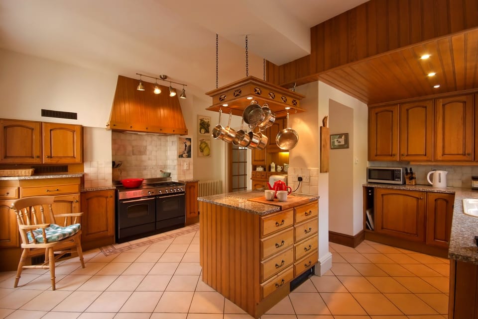 Kitchen with range cooker - perfect for entertaining! 