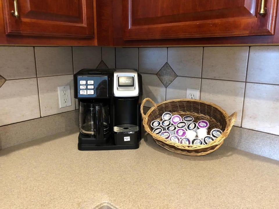 our coffee maker, takes pods or filter coffee, brew single serve or pot