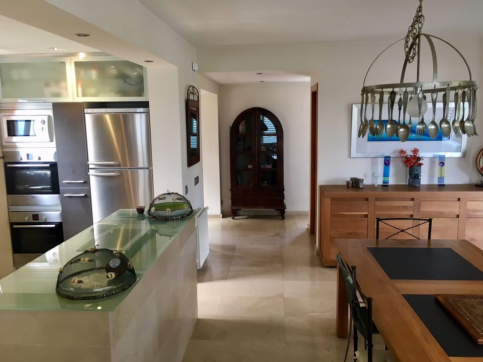Entrance hall, dining & kitchen area
