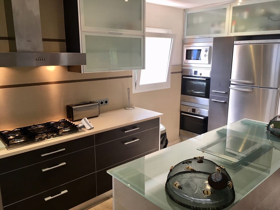 Fully equipped modern kitchen with 2 Bosch ovens all all appliances