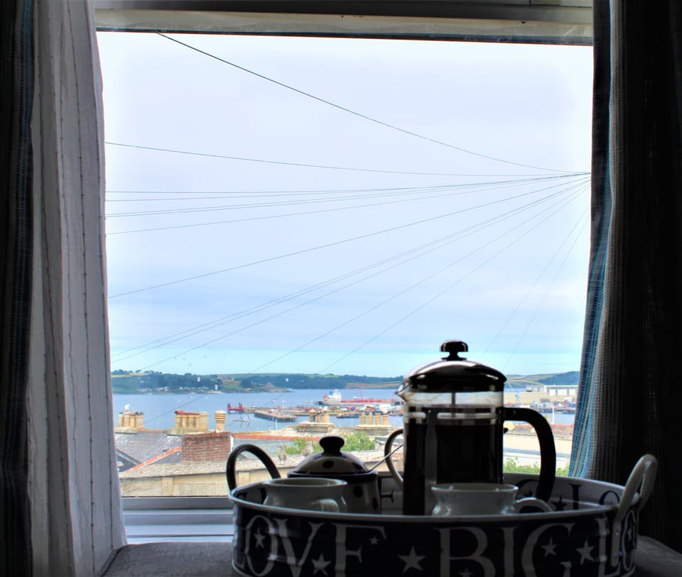 Master Bedroom - Bedroom 1. King size bed with sea view.