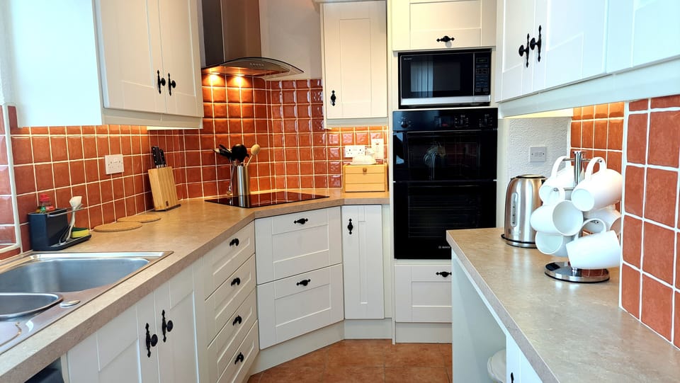 The fully-equipped kitchen