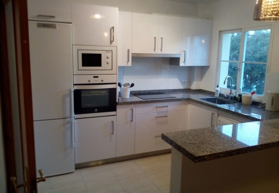 Brand new fitted kitchen.