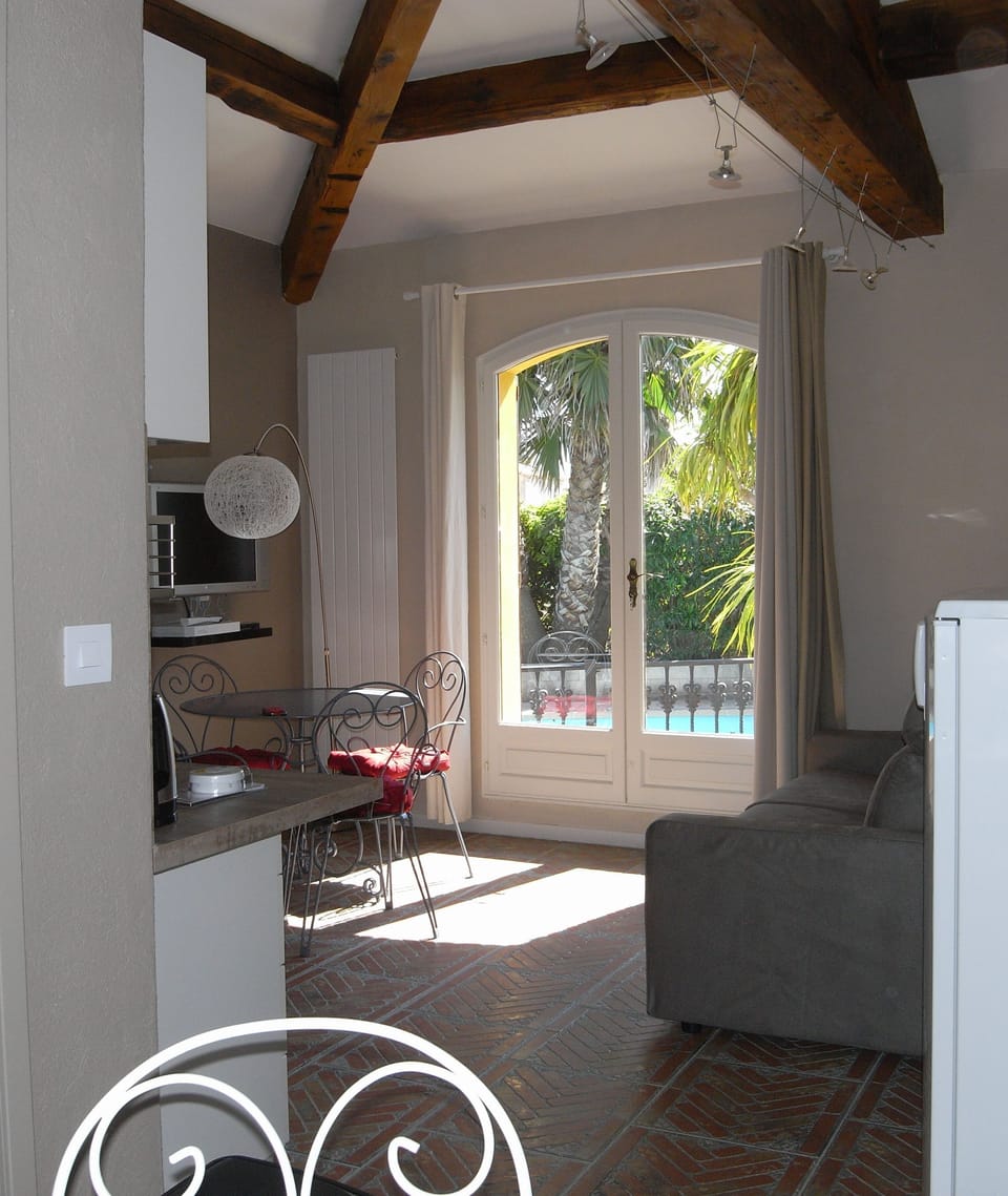 Living room with eating area and cable television (Orange).