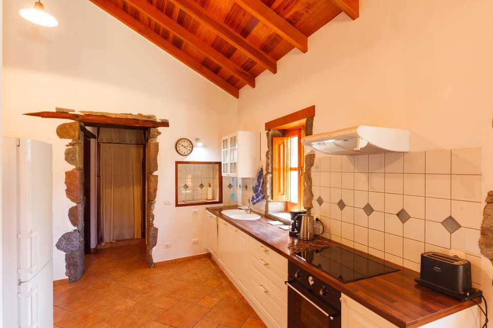 kitchen with dishwasher, oven and ceramic hob...