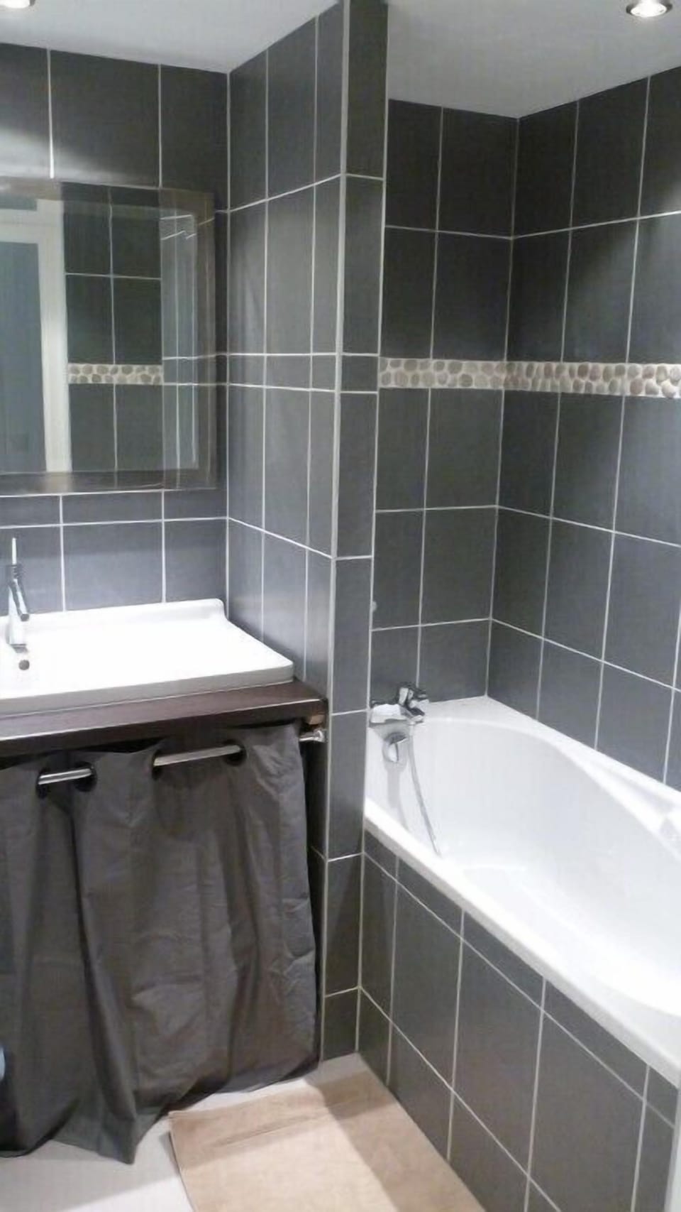 Bathroom with 1.7-m bathtub
