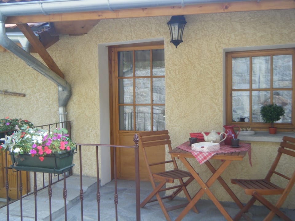 Lovely small entrance, welcome...
