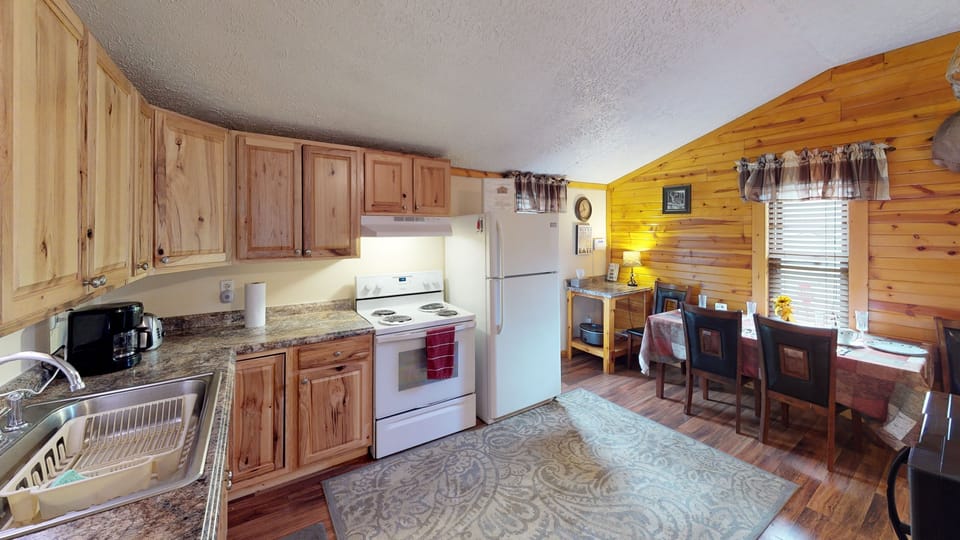 1st Choice Lodging - Sandy Run Cabin Kitchen