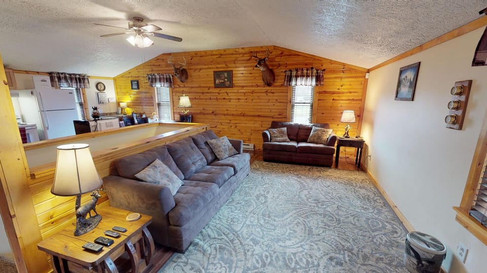 1st Choice Lodging - Sandy Run Cabin Living Room 