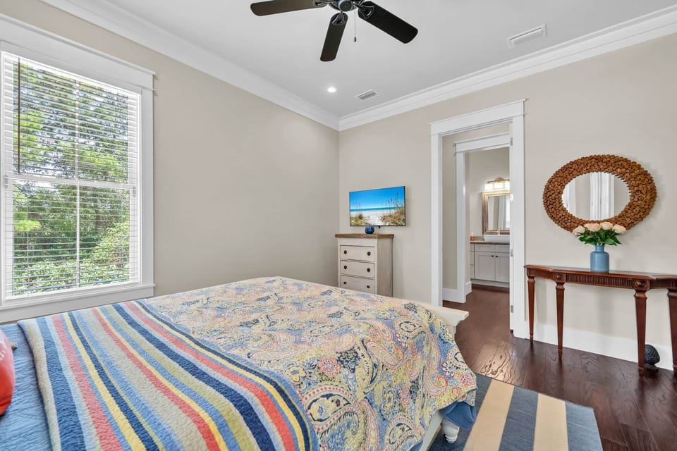 Queen bed, bedroom with attached bedroom