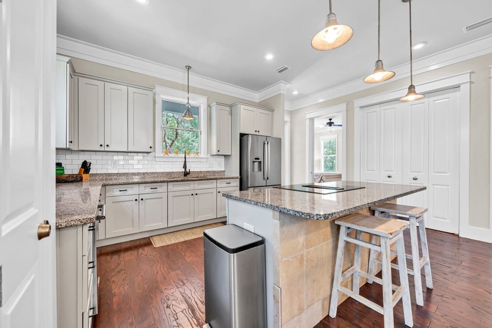 Fully equipped kitchen and seating