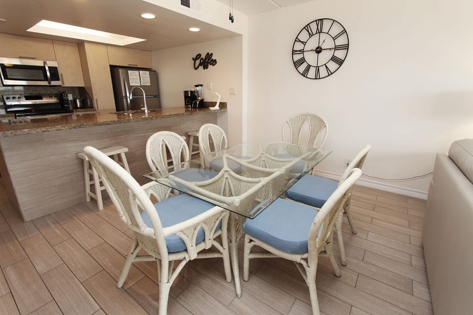 Dining Area Plus Extra Sitting