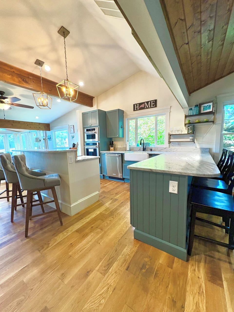 Countertop seating for 7