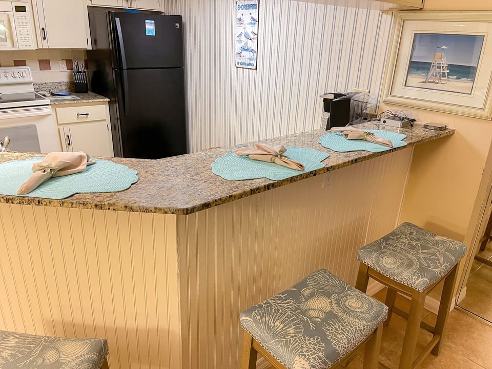 Dining area with room for 3 extra seats at the bar area