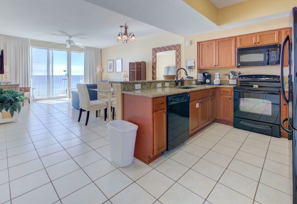 Fully equipped kitchen, with a Keurig  coffee  maker and coffee pods!