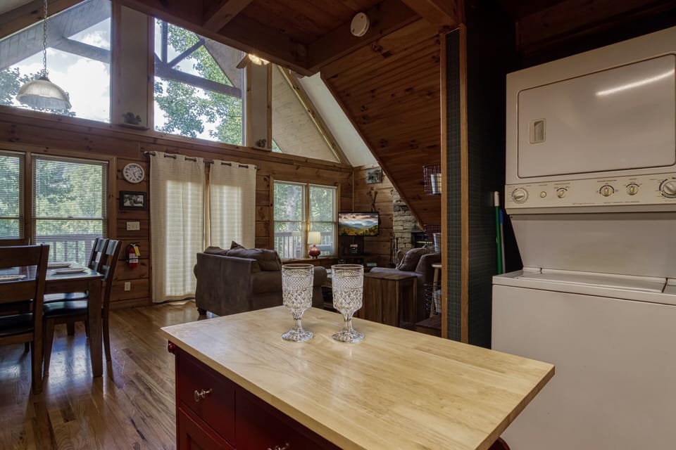 Smoky Mountain Cabin "Squirrels Nest" - Kitchen island and living room