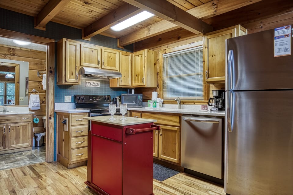 Sevierville Cabin "Squirrels Nest" - Fully furnished kitchen with stainless steel appliances