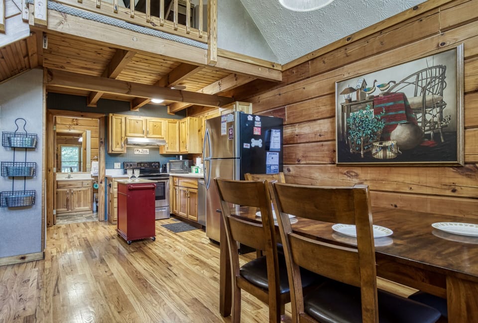 Cabin in the Smokies "Squirrels Nest" - Dining area and kitchen