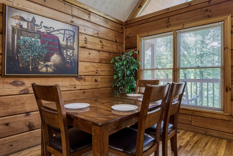 Cabin in the Smokies "Squirrels Nest" - Dining table